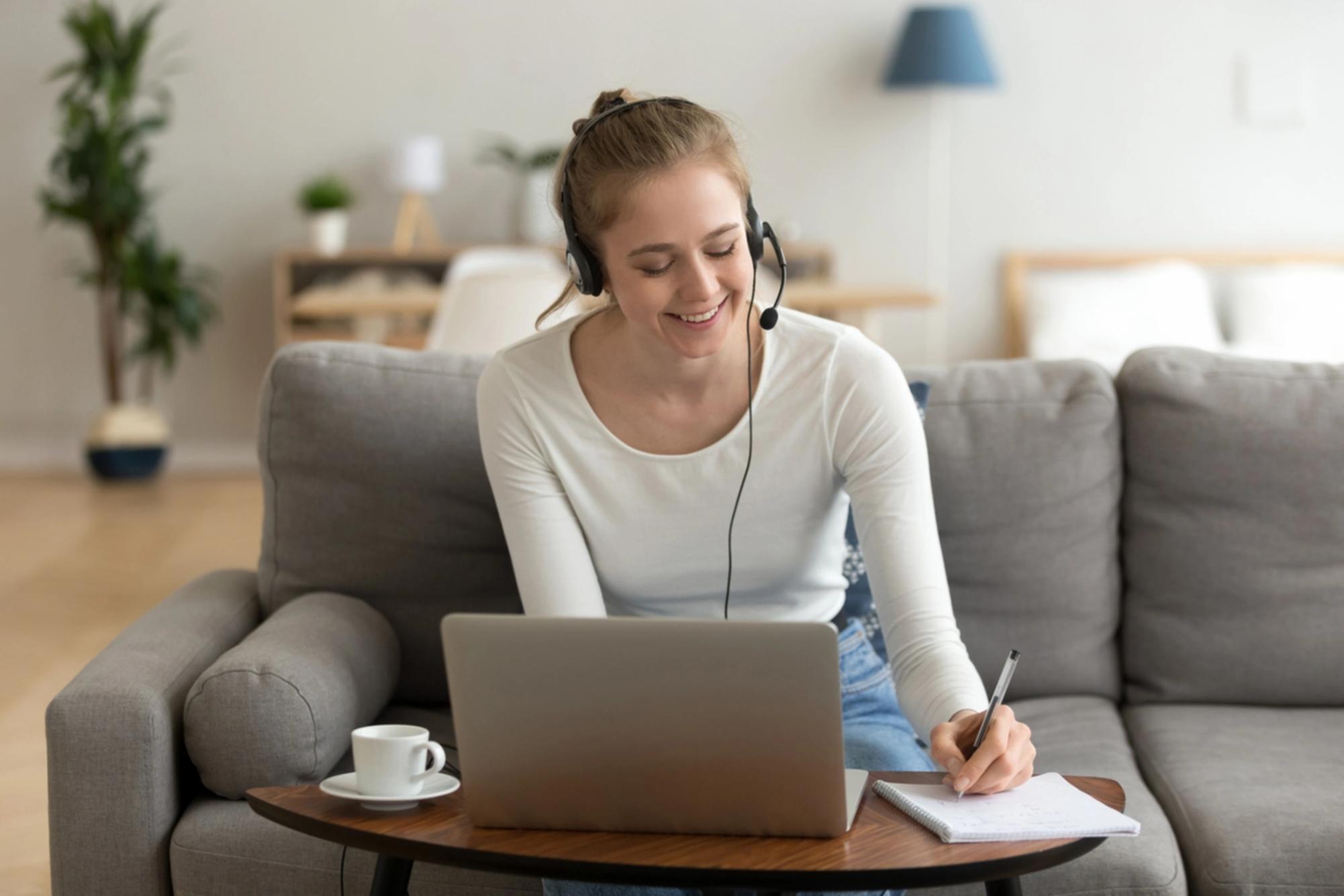 Salle de formation équipée avec postes de travail et matériel réseau