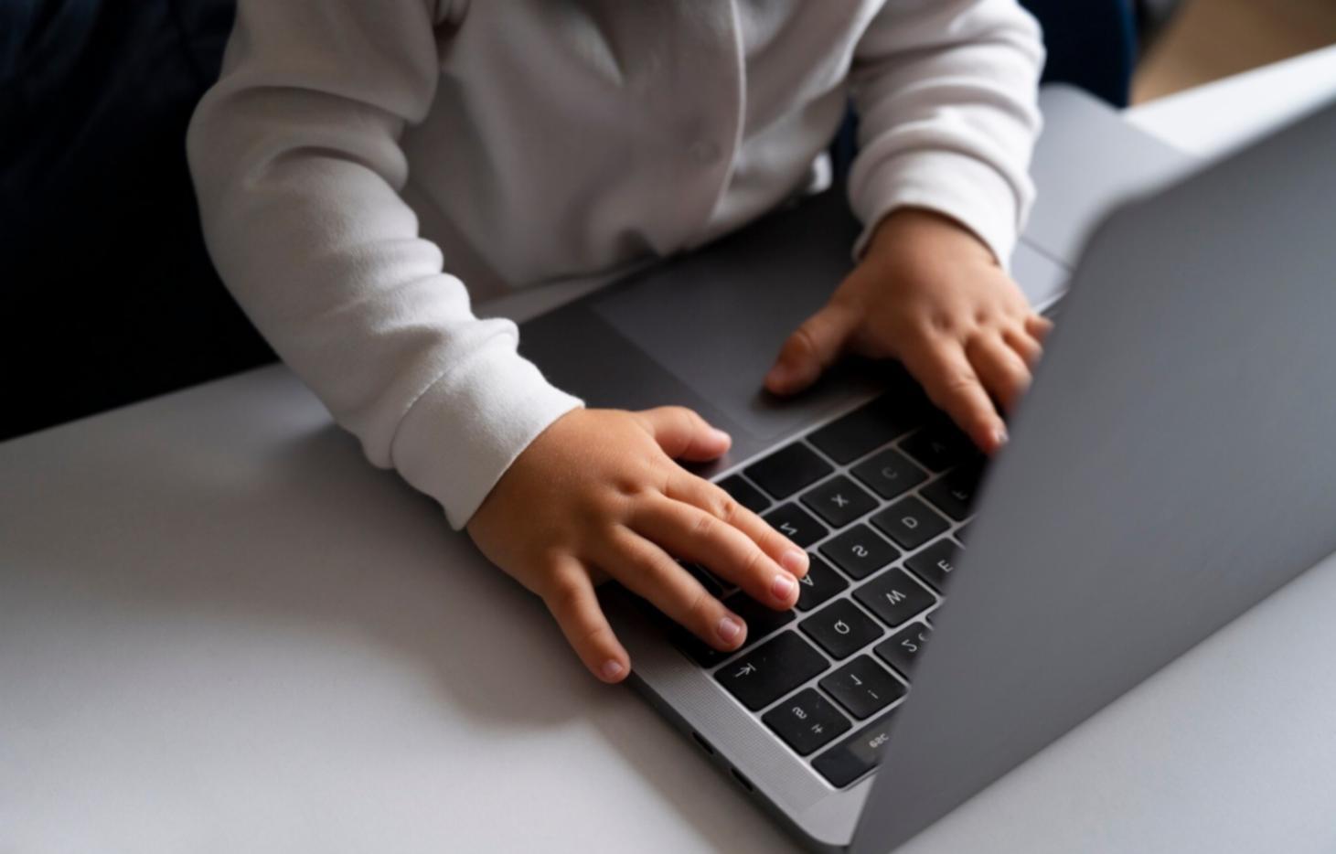 Équipements réseau et serveurs dans un datacenter moderne